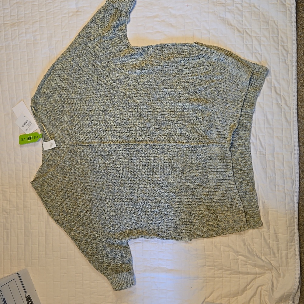 Nordstrom Heathered Sage Green V-Neck Short Sleeve Sweater